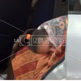 Morsi dai topi e costretti a dormire in auto. L’orrore nelle case Aterp di San Pietro Lametino