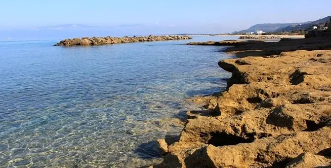 Pizzo, la beffa del Malferà beach: l’oasi per disabili chiusa dal Comune