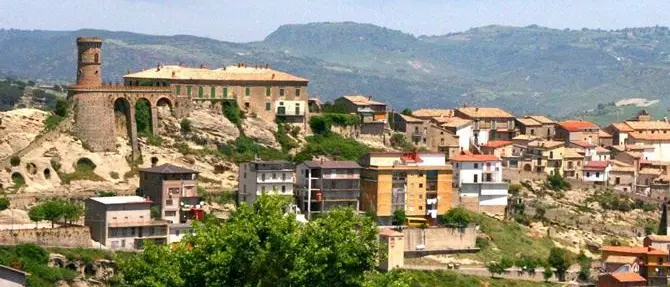 Coronavirus, sindaco del Crotonese blinda il paese: «Tutto chiuso, non uscite di casa»