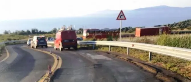 Vibo, al cantiere del nuovo ospedale sprofonda una strada appena asfaltata