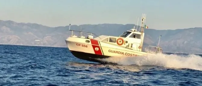 Reggio Calabria, trascinato dalle correnti rischia di annegare: salvato