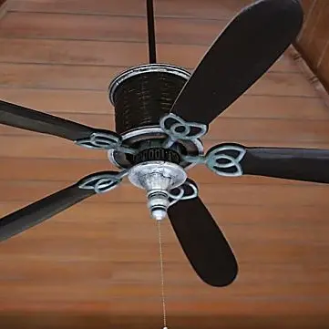 Bimba lanciata in aria per gioco finisce contro le pale del ventilatore: è grave