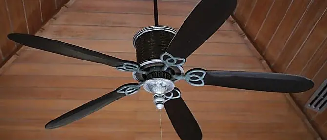 Bimba lanciata in aria per gioco finisce contro le pale del ventilatore: è grave