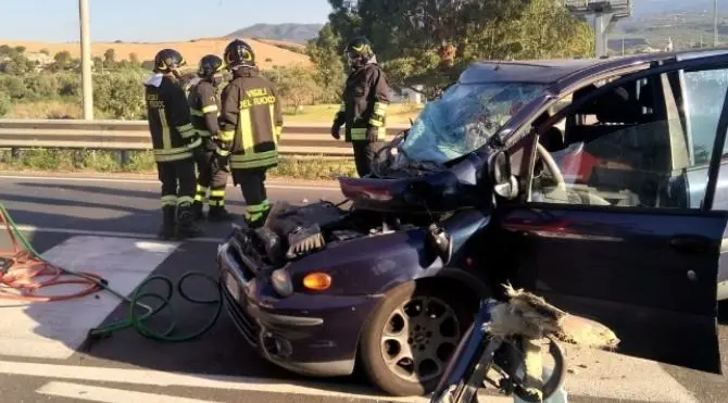 Incidente sulla 106 nel Catanzarese, due morti nello scontro tra auto e furgone