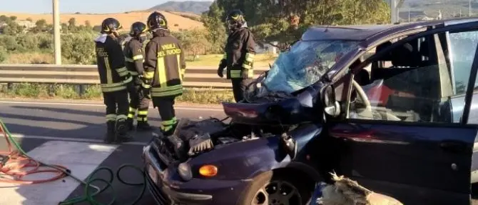Incidente sulla 106 nel Catanzarese, due morti nello scontro tra auto e furgone