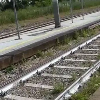 Attraversano i binari per andare al mare: cinque persone sanzionate dalla Polfer