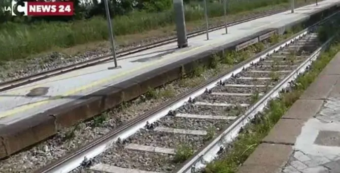 Attraversano i binari per andare al mare: cinque persone sanzionate dalla Polfer