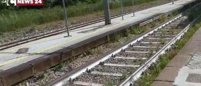 Attraversano i binari per andare al mare: cinque persone sanzionate dalla Polfer