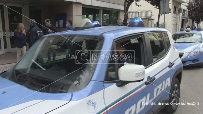 Cosenza, spararono contro le vetrine di un bar: arrestati dalla polizia