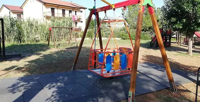 Castrovillari senza barriere, donata altalena per bimbi disabili