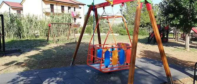 Castrovillari senza barriere, donata altalena per bimbi disabili