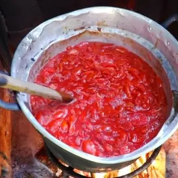 Ode al pomodoro, la tradizione tutta calabrese della salsa fatta in casa: video