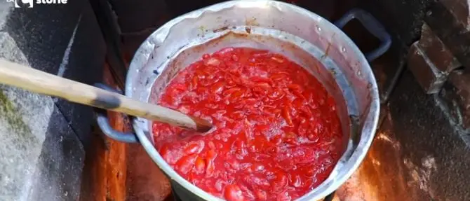 Ode al pomodoro, la tradizione tutta calabrese della salsa fatta in casa: video