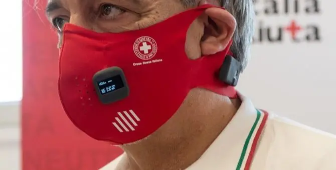 Croce Rossa presenta la mascherina intelligente: misurerà temperatura e distanze