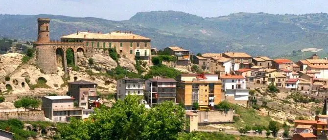 Caccuri riapre dopo il caso positivo, il sindaco: «Tutti negativi i tamponi»