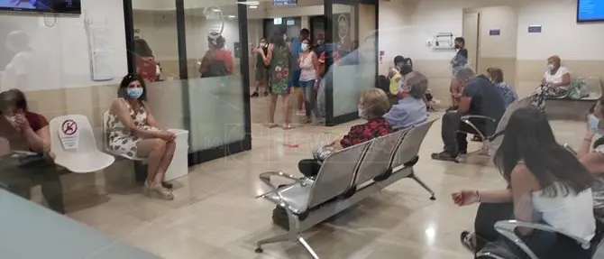 Catanzaro, è di nuovo incubo al pronto soccorso. Attese anche di 10 ore e organici ridotti all'osso