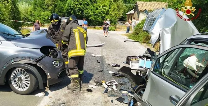 Incidente tra due automobili nelle Serre Vibonesi: tre feriti nell'impatto