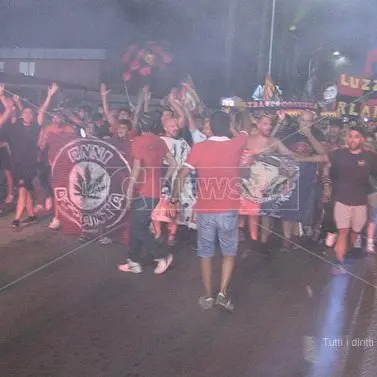 Il Cosenza resta in serie B: ecco le immagini della festa rossoblu