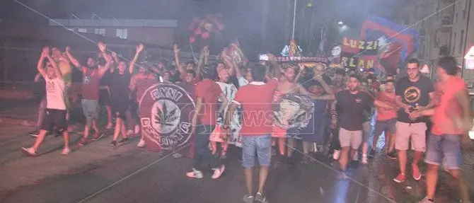 Il Cosenza resta in serie B: ecco le immagini della festa rossoblu