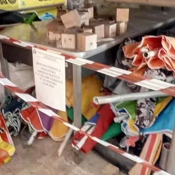 Lidi abusivi, sequestro di ombrelloni e sdraio a Belvedere Marittimo