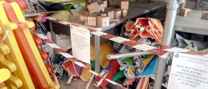 Lidi abusivi, sequestro di ombrelloni e sdraio a Belvedere Marittimo