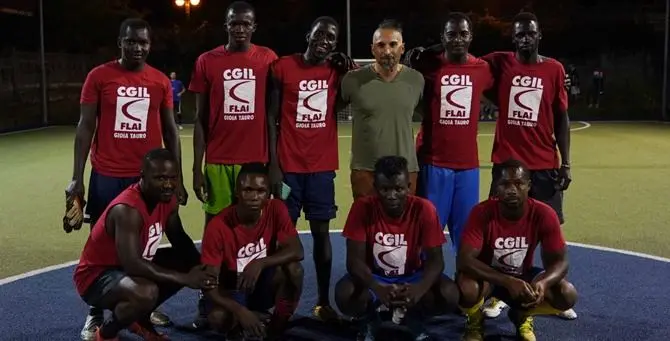 Una squadra di migranti nel torneo di calcetto: l’idea di Flai Cgil a favore dell’integrazione