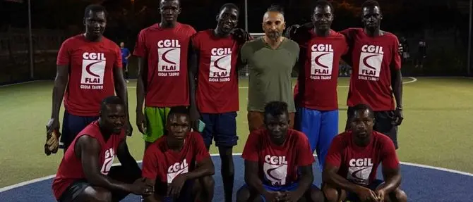 Una squadra di migranti nel torneo di calcetto: l’idea di Flai Cgil a favore dell’integrazione