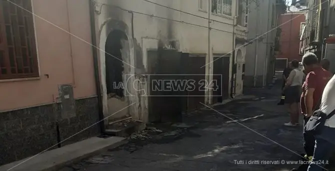 Litigano per futili motivi e gli incendiano casa, denunciati in 5 a Castrovillari