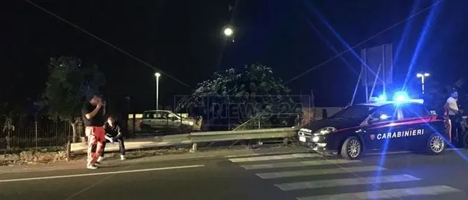 Dramma a Roccella, 24enne travolto e ucciso da un treno mentre attraversa i binari in bici