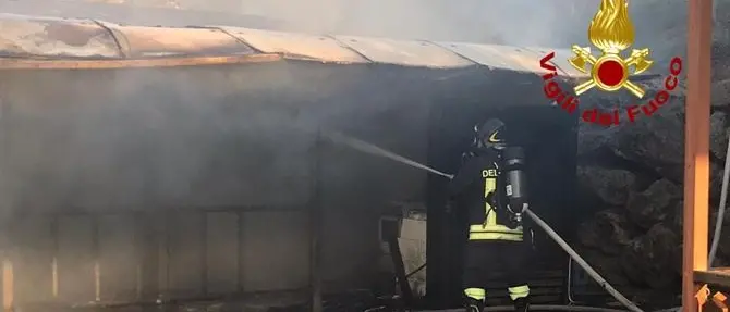 Momenti di panico a Crotone, in fiamme stabilimento balneare