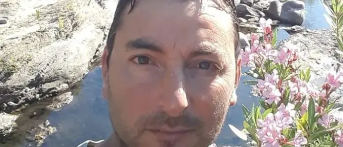 Operaio salva quattro bambini da un incendio arrampicandosi sul balcone