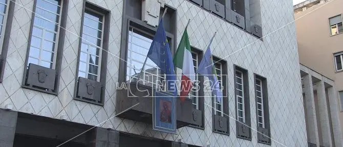 Cosenza, opposizione sulle barricate: «Città nel baratro per colpa di Occhiuto»