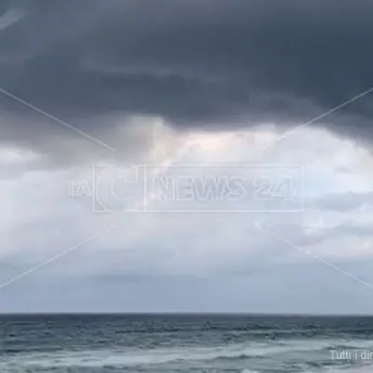 Lo spettacolo delle trombe marine lungo la Costa degli Dei: il video