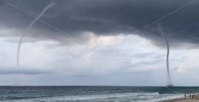 Lo spettacolo delle trombe marine lungo la Costa degli Dei: il video