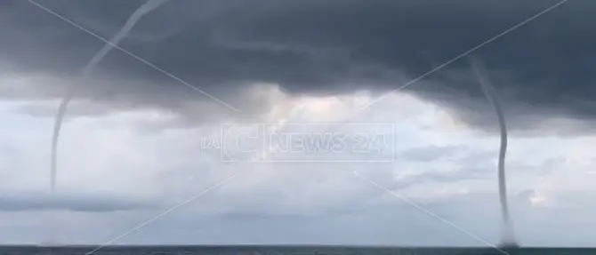 Lo spettacolo delle trombe marine lungo la Costa degli Dei: il video