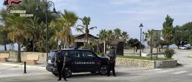 Caulonia, continui atti vandalici all'auto di una donna: arrestato 43enne