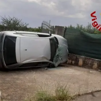 Incidente a Lamezia, auto finisce fuori strada e si ribalta: ferite mamma e figlia