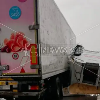 Incidente sull'A2, tir si ribalta: camionista ferito trasferito in elisoccorso a Cosenza