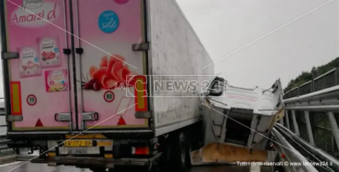 Incidente sull'A2, tir si ribalta: camionista ferito trasferito in elisoccorso a Cosenza