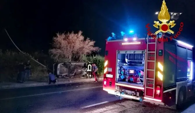 Incidente sulla 106 nel Catanzarese, auto finisce contro un albero e si ribalta