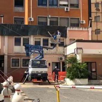 Cornicione cede al pronto soccorso di Corigliano, scampato un passante