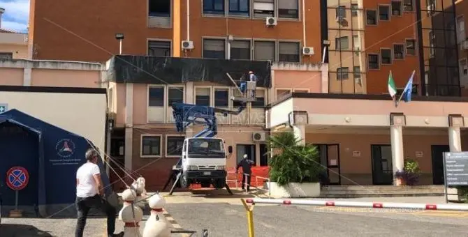 Cornicione cede al pronto soccorso di Corigliano, scampato un passante