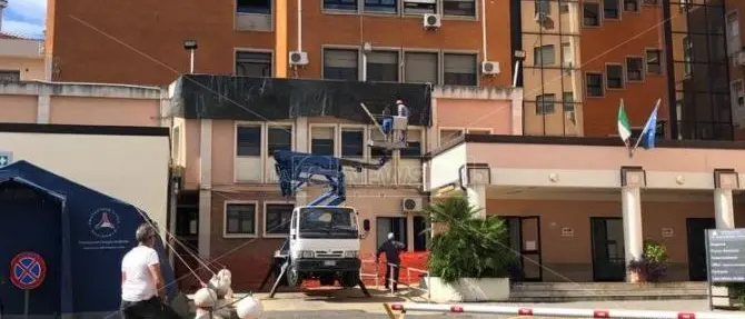 Cornicione cede al pronto soccorso di Corigliano, scampato un passante