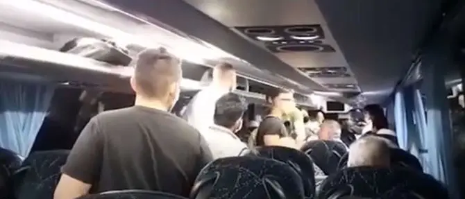 «Non c’è distanziamento»: scoppia la lite sul pullman diretto in Calabria