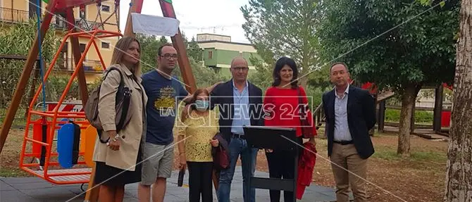 Castrovillari senza barriere, inaugurata l’altalena per diversamente abili