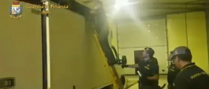 Con 52 chili di droga in un camion frigo proveniente dalla Calabria, arrestato