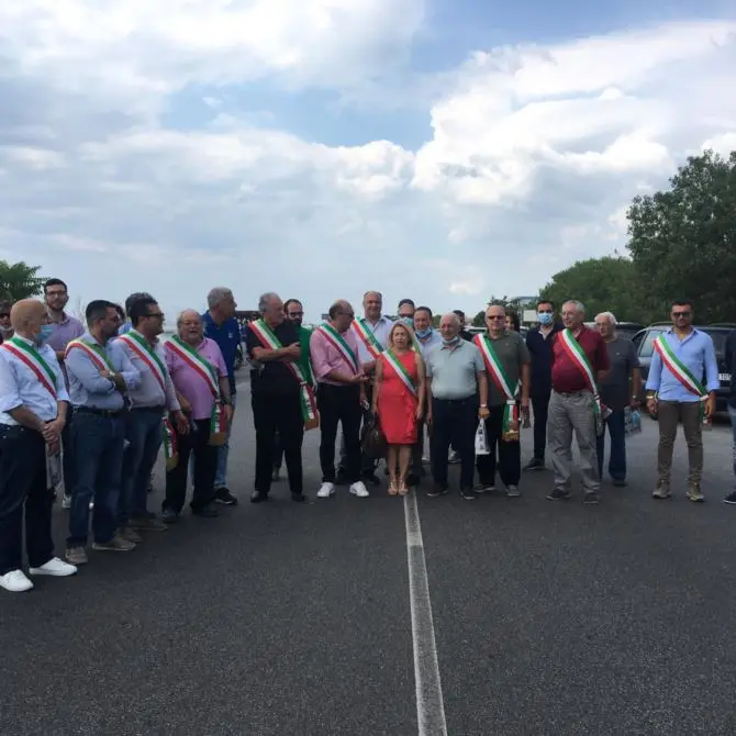 Emergenza rifiuti, comuni al collasso: i sindaci della Locride bloccano la 106