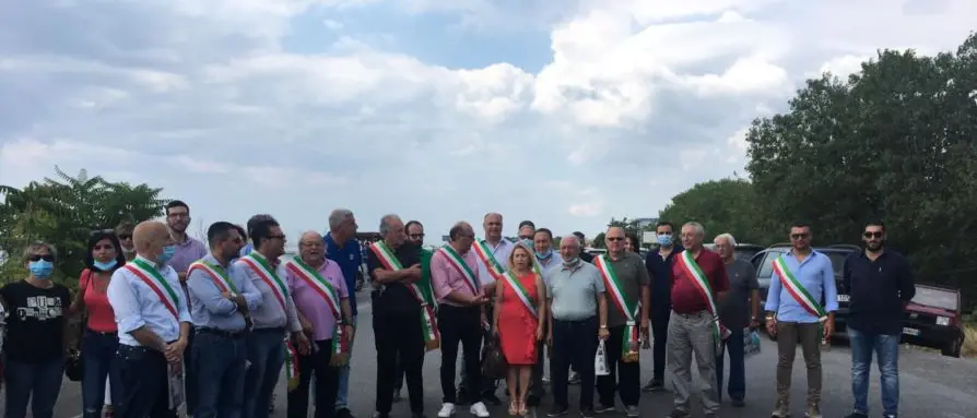 Emergenza rifiuti, comuni al collasso: i sindaci della Locride bloccano la 106