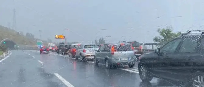 Villa San Giovanni, code da incubo agli imbarchi per la Sicilia: ora la fila supera i 15 chilometri