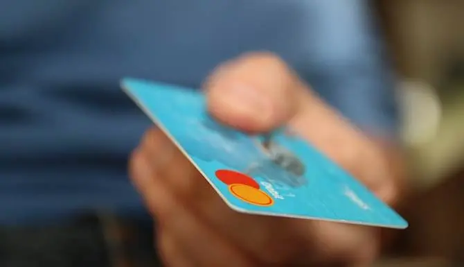 Catanzaro, fanno shopping con una carta di credito rubata: tre denunciati